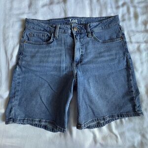 Lee Blue Jean Shorts Classic stretchy Style regular mid rise. Size medium 10.